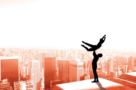 芭蕾舞蹈员在高楼建筑上跳舞