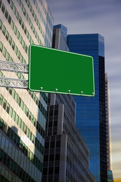 绿色的广告牌在摩天大楼下