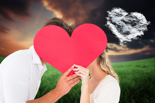夫婦拿著愛心的復合形象