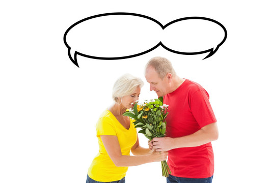 在聞花香的夫婦