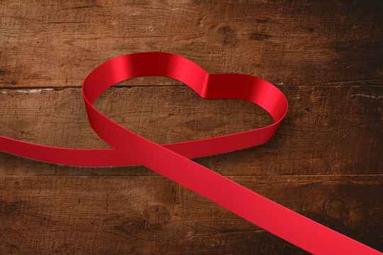 红丝带的心在木板上的开销