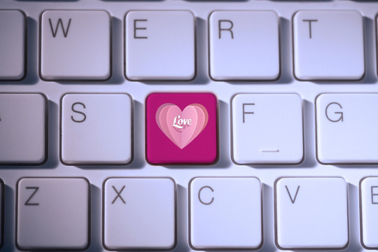 爱心对粉红键在键盘上