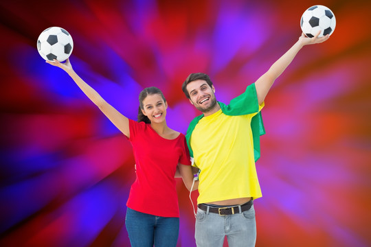 夫妇微笑着拿着足球的复合形象