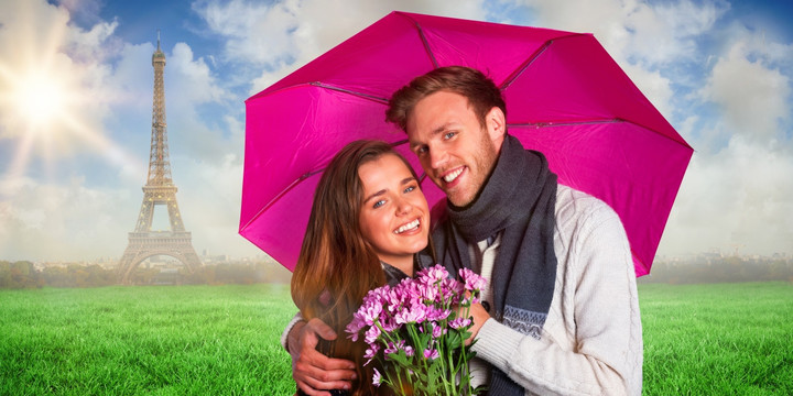 撑着雨伞拿着花束的夫妇