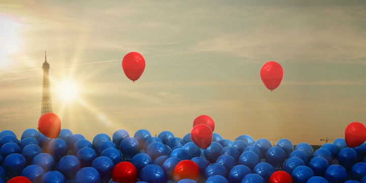红色和蓝色的气球