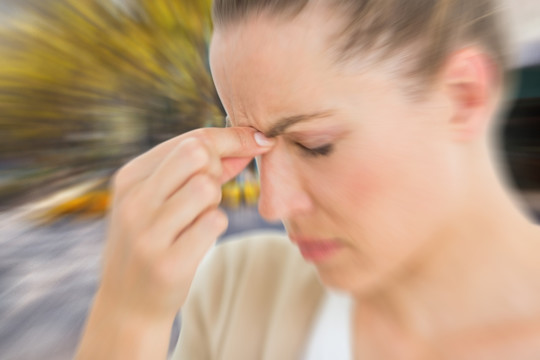 头痛的女人反对模糊的纽约街