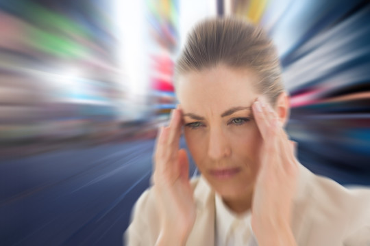 頭痛的女人在模糊的紐約街上