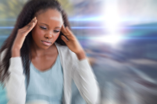 頭痛的女人在模糊的紐約街上