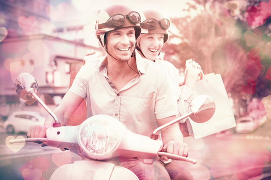 夫妇微笑着骑摩托车的复合形象