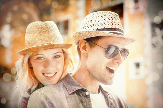 夫妇戴着草帽微笑的复合形象