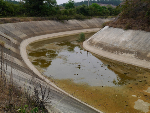 山里水渠