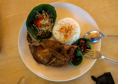 巴厘岛 脏鸭餐