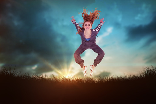 运动鞋年轻女人跳跃的复合图像