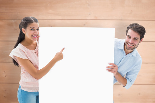 夫妇微笑着指着白板的复合形象