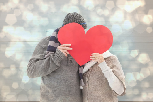 拿著愛(ài)心紙的夫婦