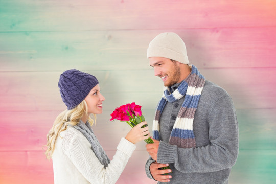 微笑着送花给女人的男人