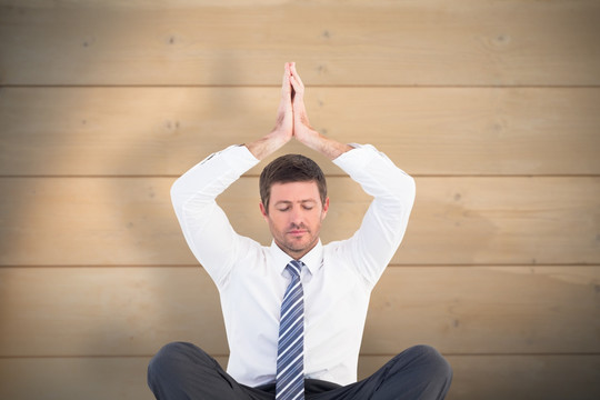 男人盘腿坐着练瑜伽的复合形象