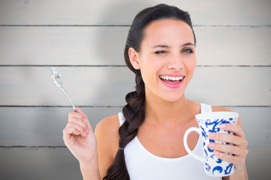 漂亮的黑发女人端着茶杯