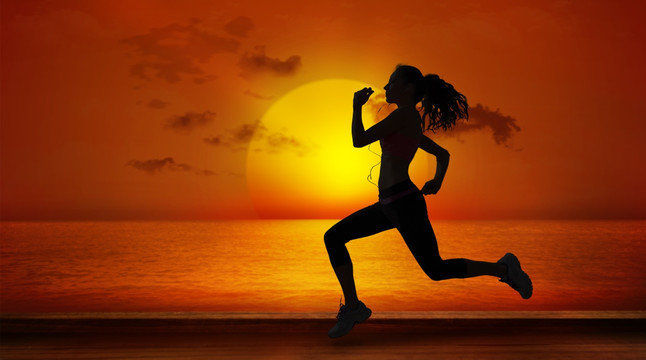女運動員在海邊跑步的復合形象