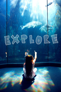 女孩看著水族館的海洋生物