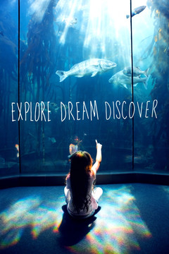 女孩看著水族館的海洋生物
