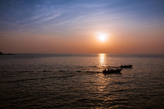 夕阳中的两艘小船