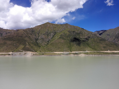 河流山峰