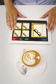 数字平板电脑与咖啡