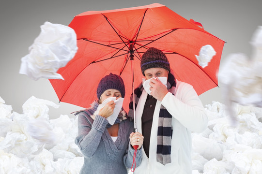 撐著雨傘擤鼻涕的夫婦