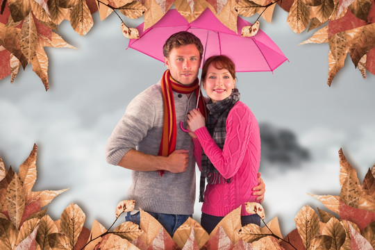 夫妇微笑着撑着伞的复合形象