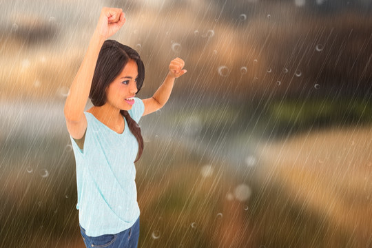在雨中欢呼的女人