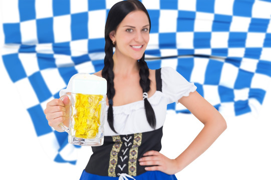 漂亮的女孩拿著啤酒