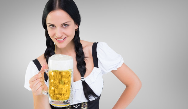 漂亮的女孩拿著啤酒