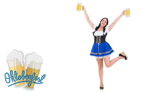 漂亮女孩拿著啤酒