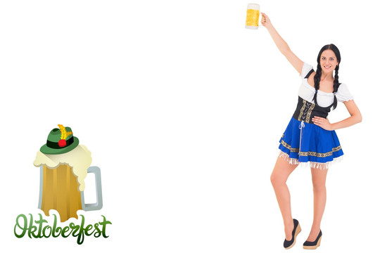 漂亮的女孩拿著啤酒