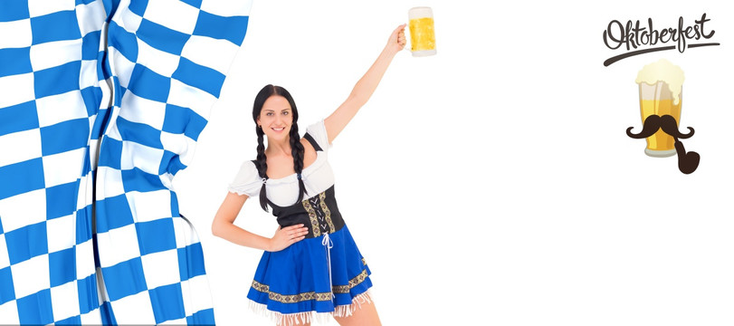 漂亮的女孩拿著啤酒