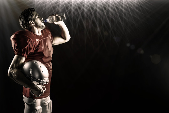橄榄球运动员喝水的复合形象
