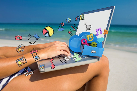 在海边用笔记本电脑的女人