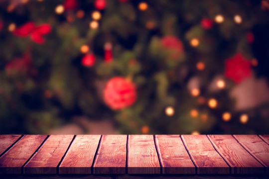 背景中的圣诞树的木制桌子