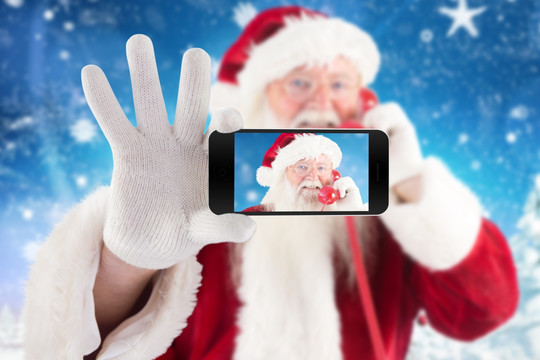 对着手机自拍的圣诞老人