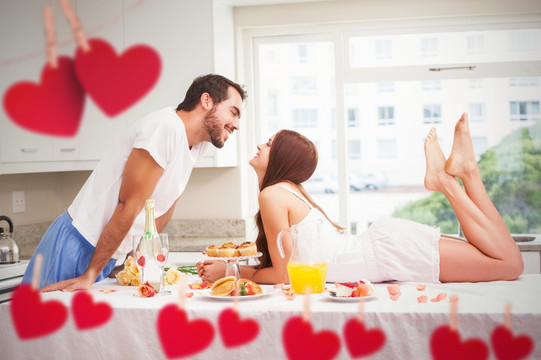 年轻的夫妇有一个浪漫的早餐