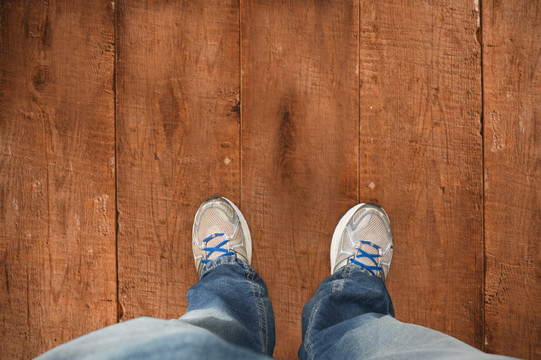 休闲鞋在木板上
