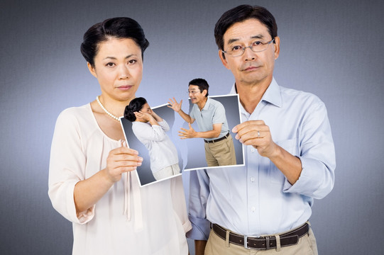 夫婦拿著照片的復(fù)合形象