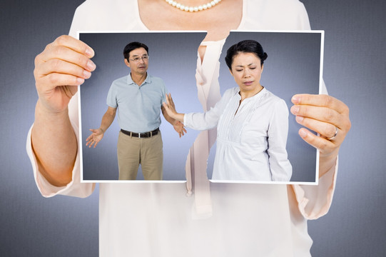 女人拿著照片的復合形象