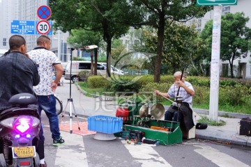 拉二胡的街头艺人