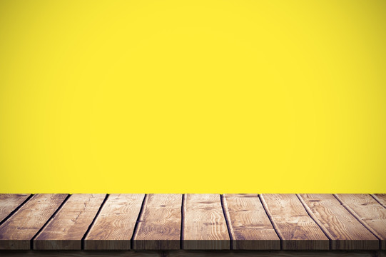 黄色背景的木制桌子