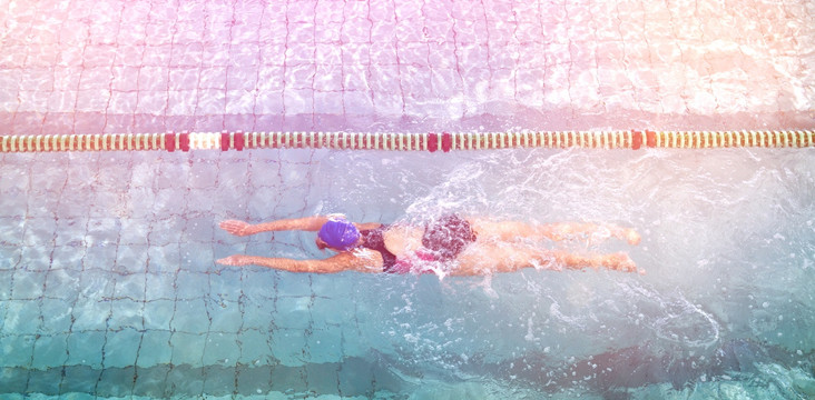 游泳的女运动员
