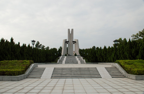 茂名市烈士陵园高大的墓碑