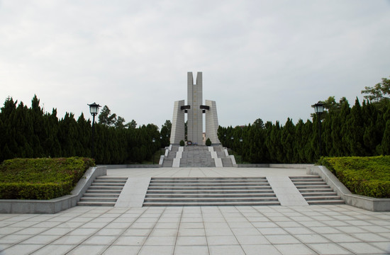 茂名市烈士陵园高大的墓碑
