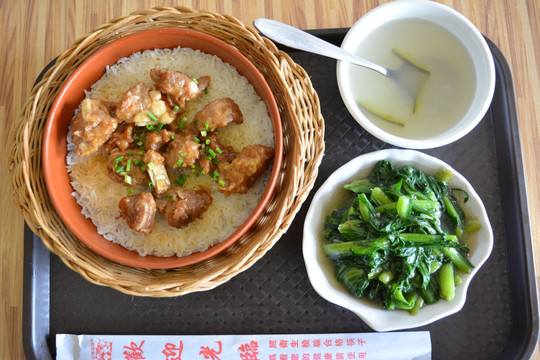 金牌排骨饭